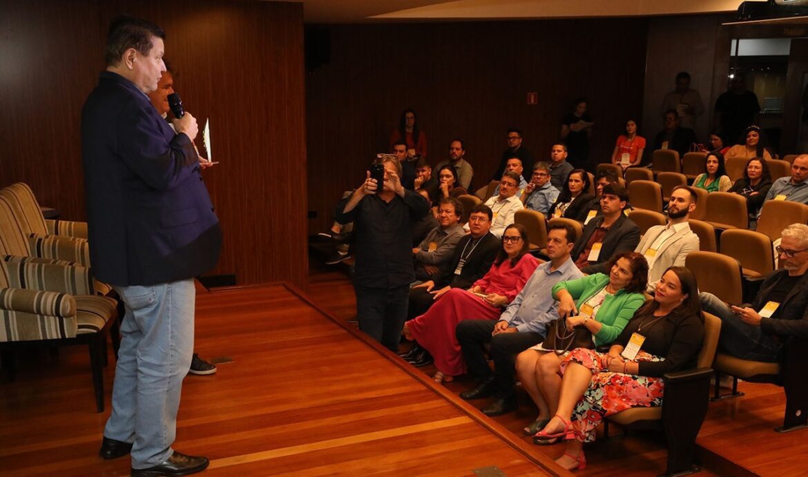 Prefeito Euclério Sampaio é homenageado com prêmio “Prefeito Inovador” por iniciativas tecnológicas na cidade