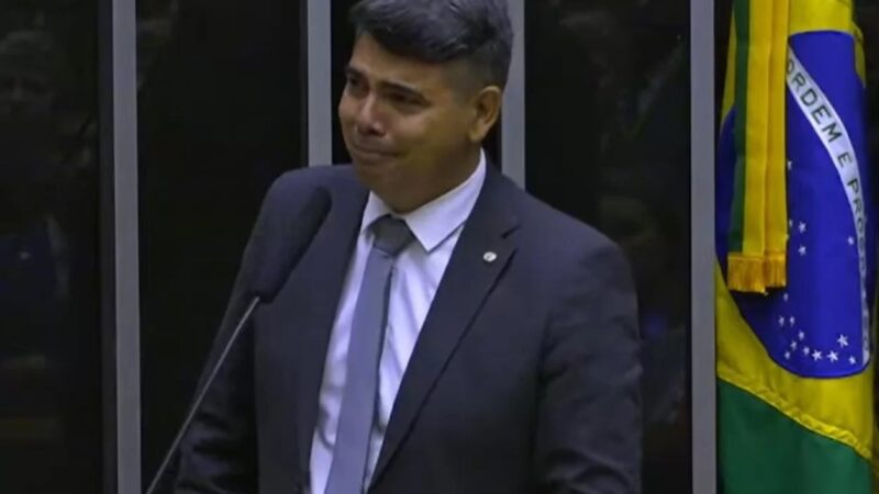Tumulto e Agressões Marcam Sessão de Promulgação da Reforma Tributária na Câmara dos Deputados
