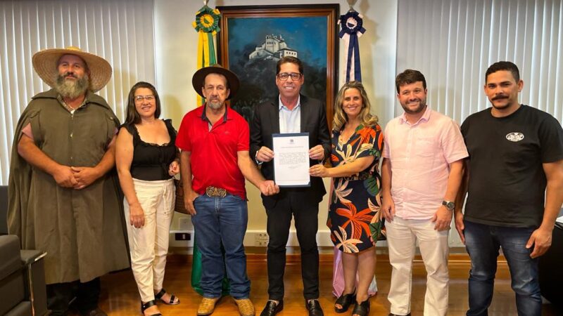 Presidente da Ales promulga Lei que reconhece a Festa do Tropeiro de Ibatiba e as igrejas Batista como patrimônio histórico e imaterial do ES
