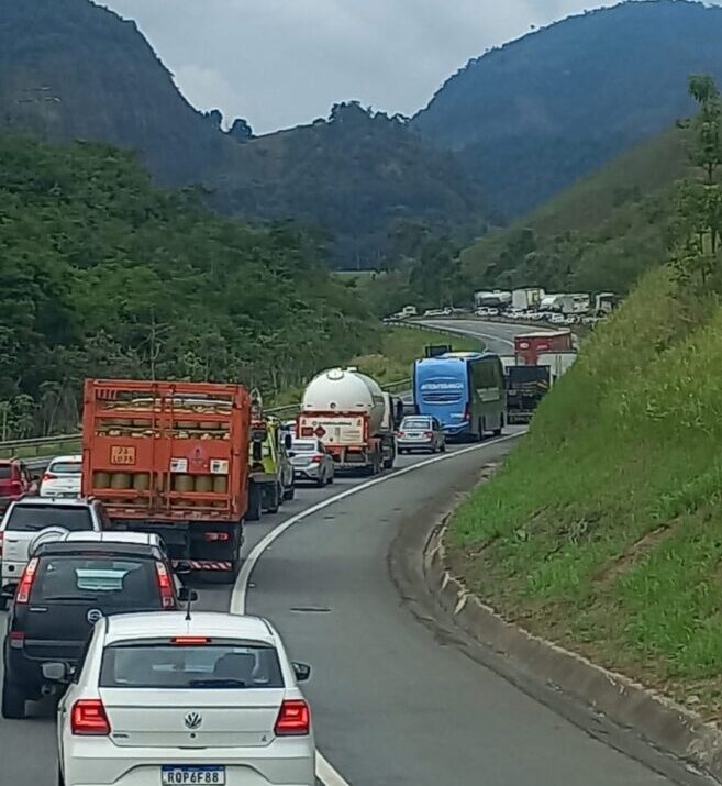 Fluxo intenso marca o retorno do feriado de Réveillon na BR-101 entre Ibiraçu e Fundão
