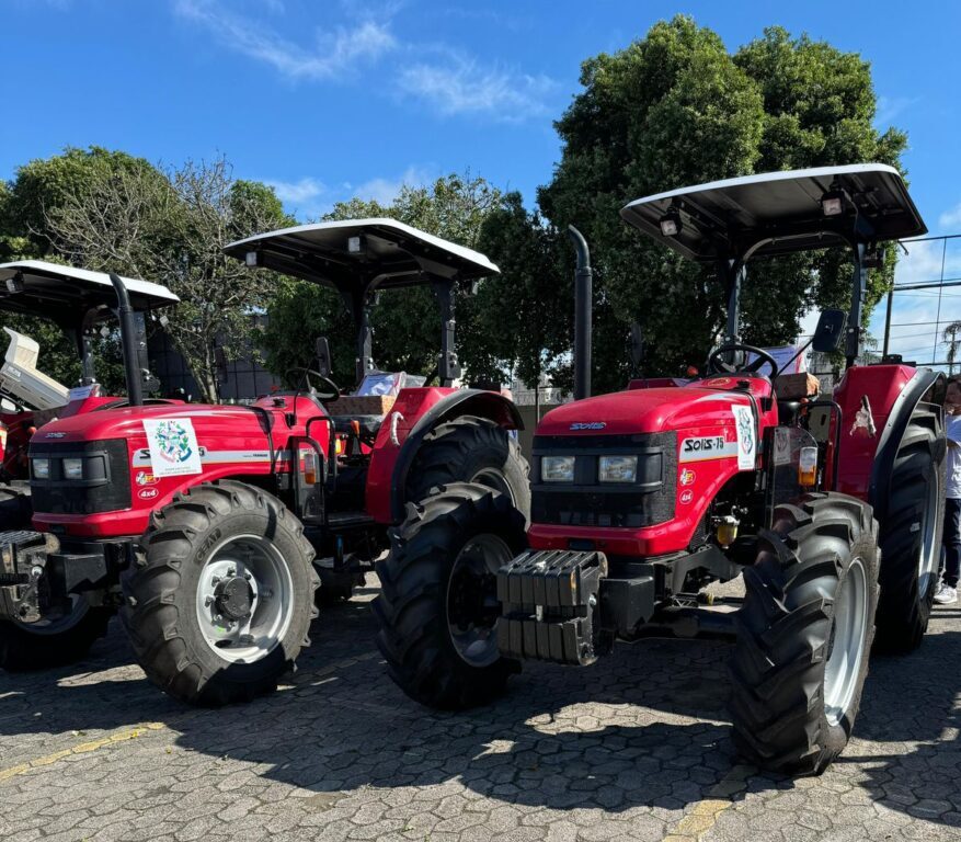 Associações agrícolas de Colatina recebem novos tratores
