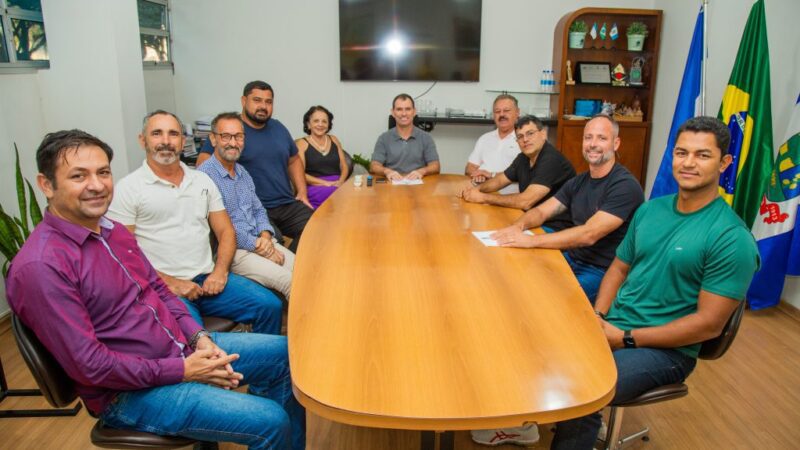 Prefeito Recebe Proposta de Usina de Energia Solar para Escolas Municipais, Visando Instalar Ar-Condicionado