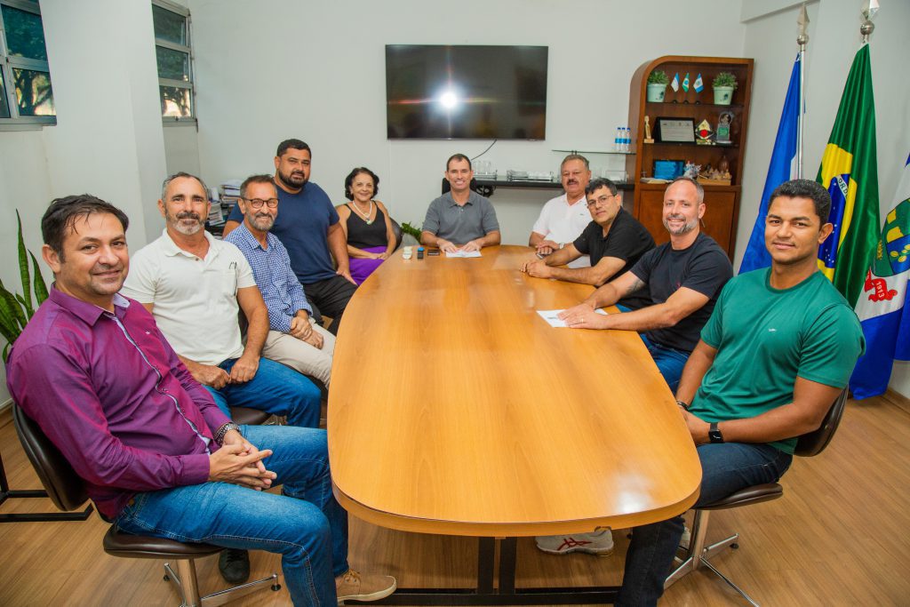 Prefeito Recebe Proposta de Usina de Energia Solar para Escolas Municipais, Visando Instalar Ar-Condicionado