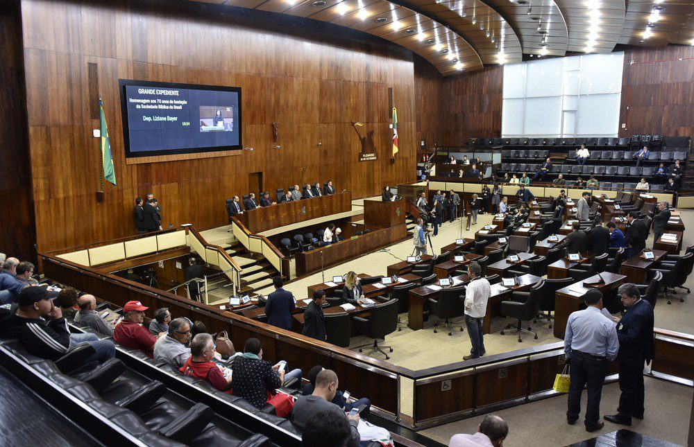 Policiais e bombeiros militares terão prazos de promoção estendidos após decisão da Assembleia