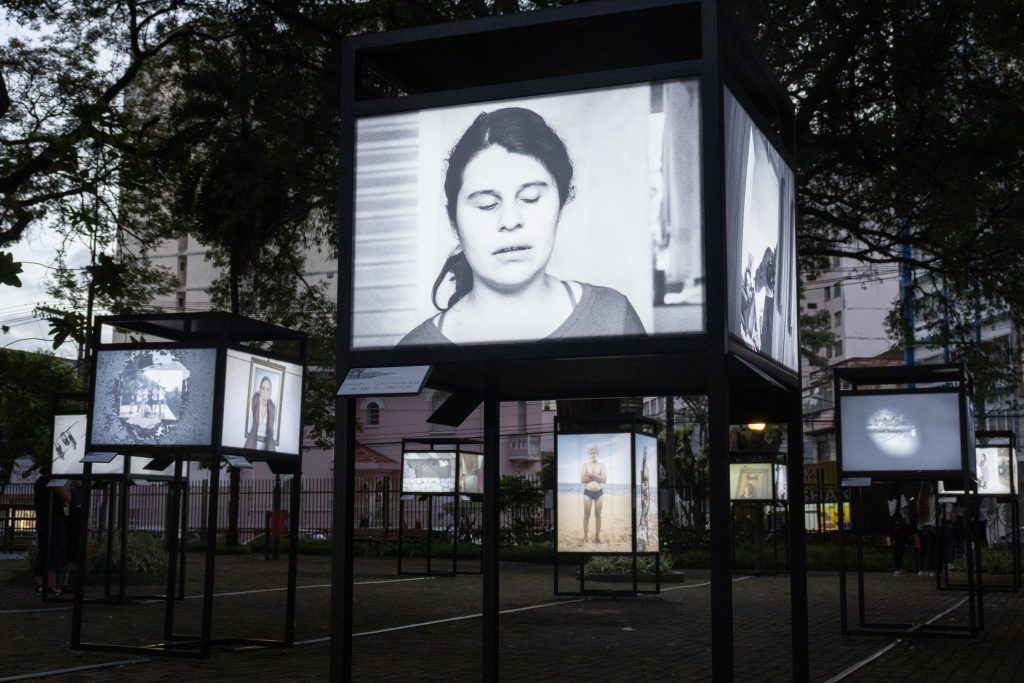 Exposição Reúne Trabalho de Fotógrafos Cegos em Colatina