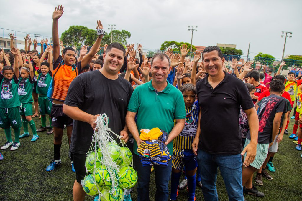 Prefeitura distribui novos uniformes e materiais esportivos para escolinhas de esportes