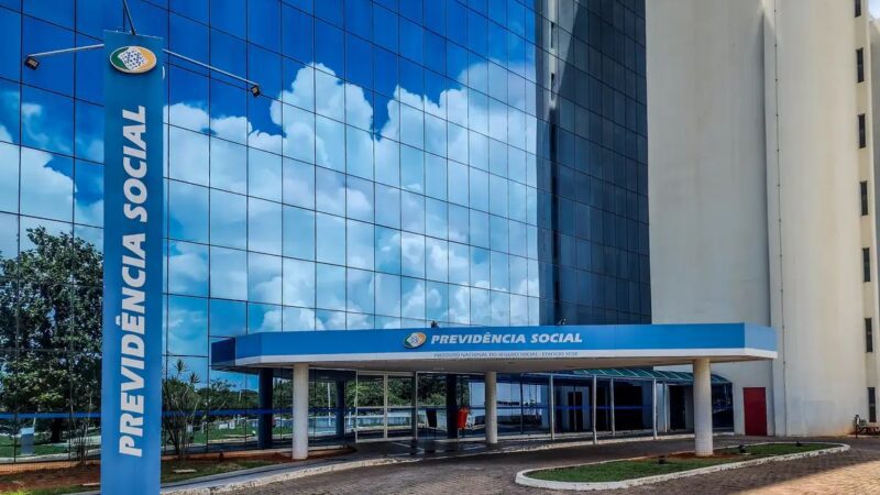 Aposentados e pensionistas devem ter direito a 13º salário adiantado