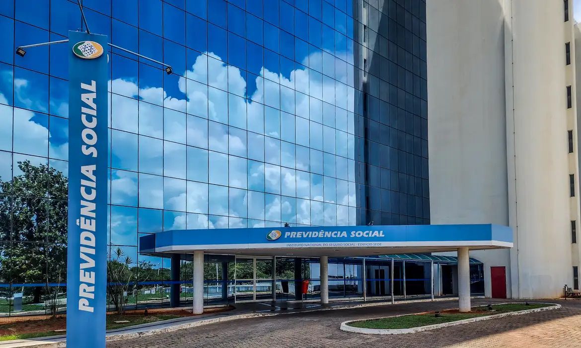 Aposentados e pensionistas devem ter direito a 13º salário adiantado