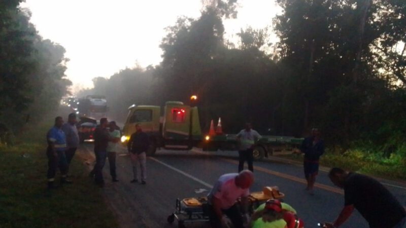 Acidente entre carro e moto interdita trecho da BR-101 em Sooretama