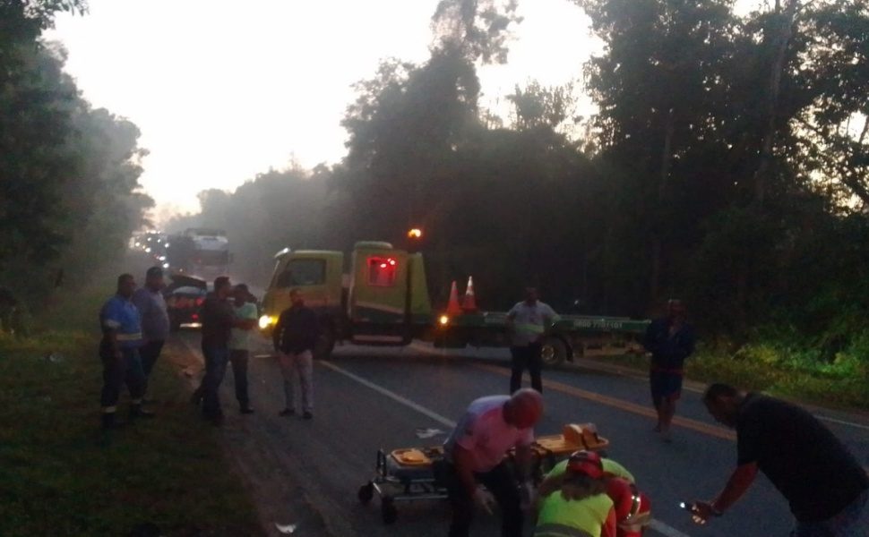 Acidente entre carro e moto interdita trecho da BR-101 em Sooretama