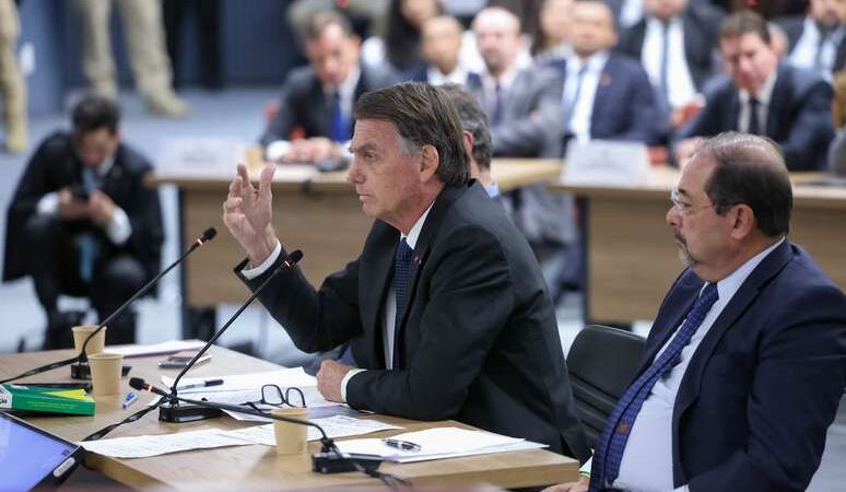 Bolsonaro afirma que apoiadores de intervenção militar são “malucos”