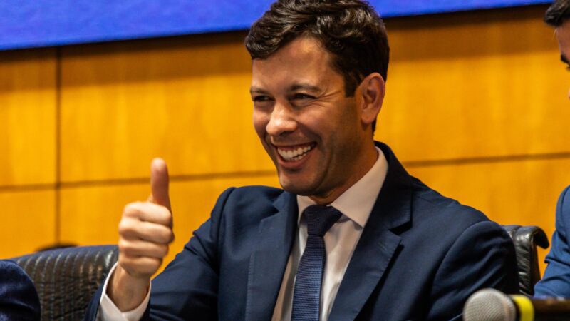 Prefeito de Vila Velha Arnaldinho Borgo é condecorado pela Ales e recebe a Ordem do Mérito Domingos Martins