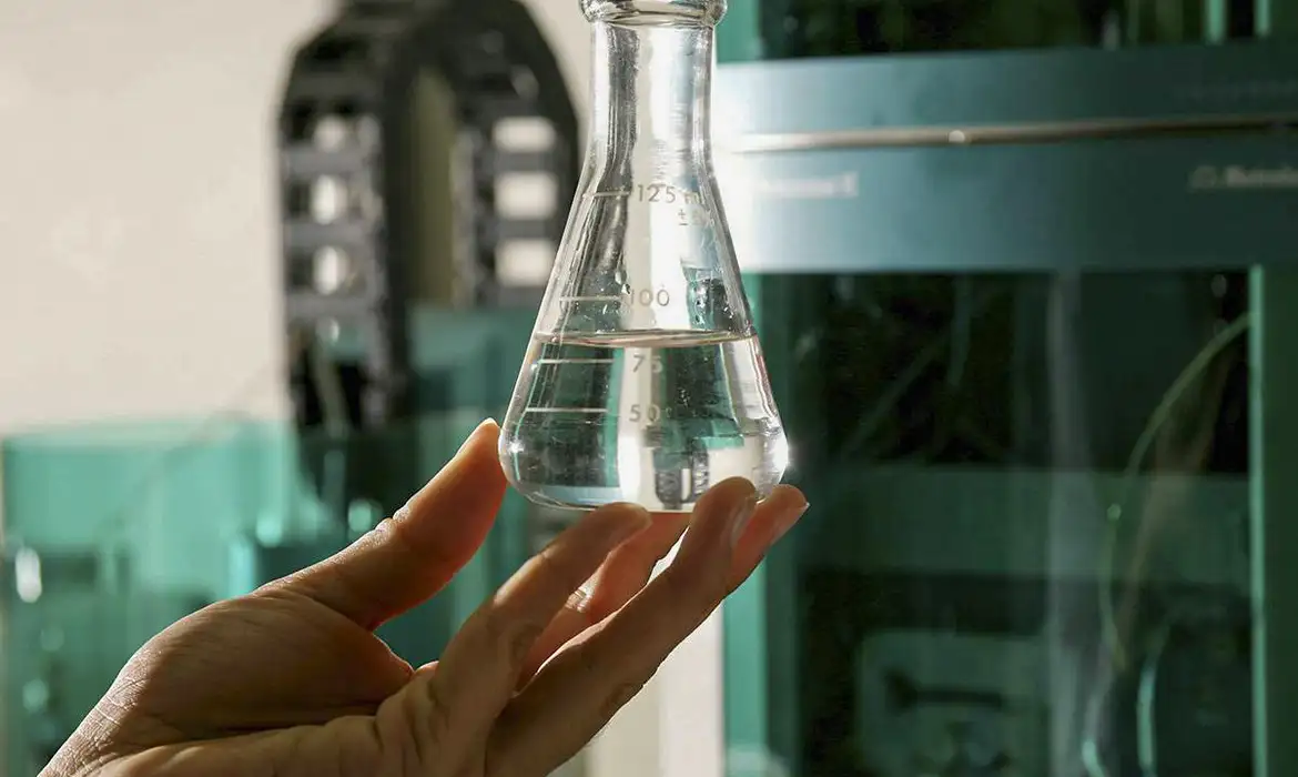 Casos de intoxicação por metanol chegam a 43 no Brasil, informa Ministério da Saúde