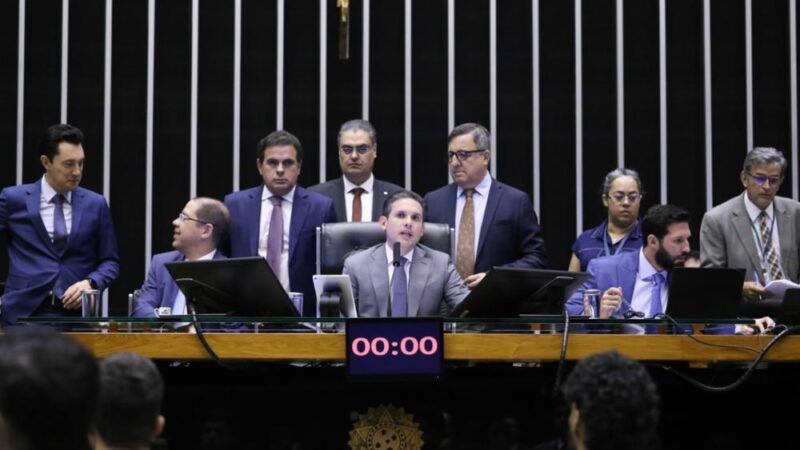 Câmara aprova PEC que simplifica acúmulo de cargos e reconhece dignidade docente