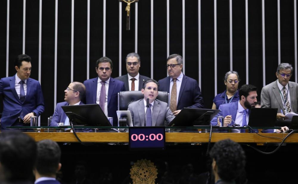 Câmara aprova PEC que simplifica acúmulo de cargos e reconhece dignidade docente