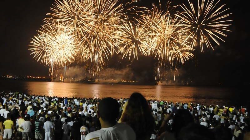 Réveillon 2026 no ES: festas, shows e queima de fogos de Norte a Sul