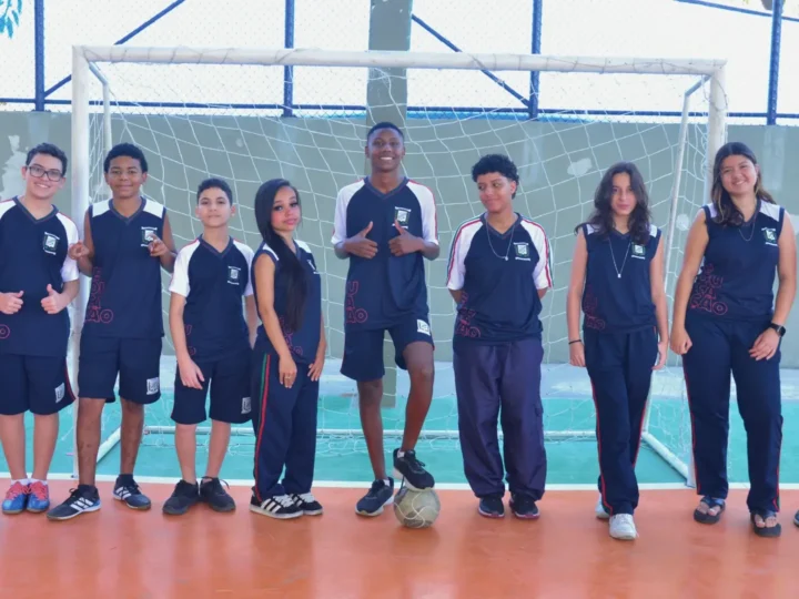 Estudantes recebem uniformes em ação organizada pela Prefeitura de Colatina