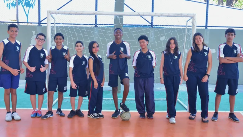 Estudantes recebem uniformes em ação organizada pela Prefeitura de Colatina