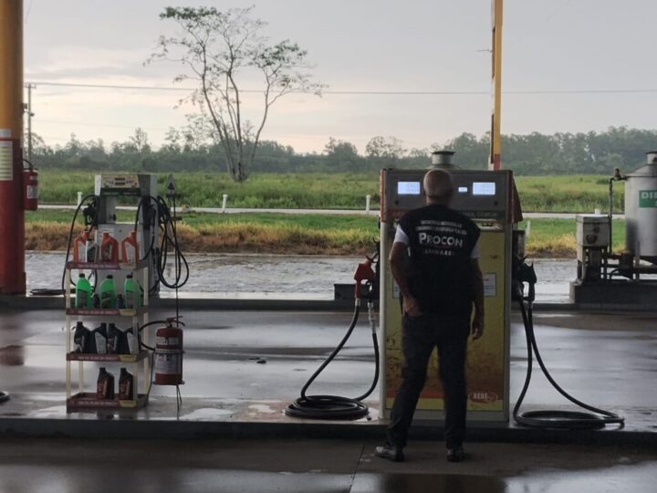 Operação do Procon vistoria 30 postos de combustíveis em Linhares