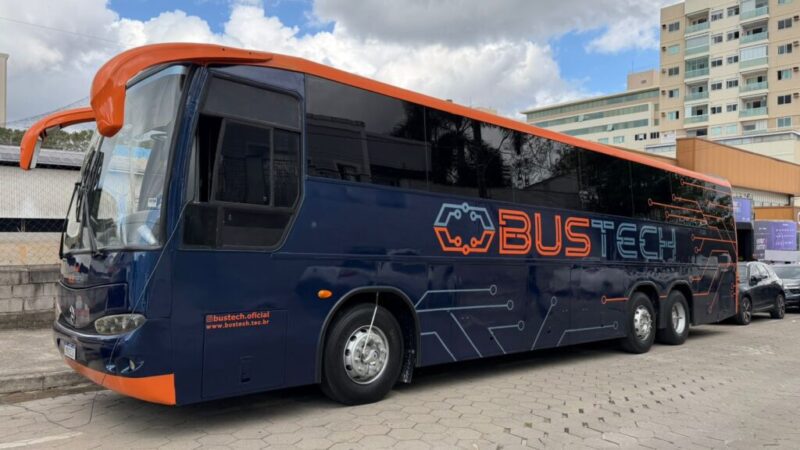 Mais de 2 mil estudantes de Linhares terão acesso à robótica por meio de ônibus itinerante