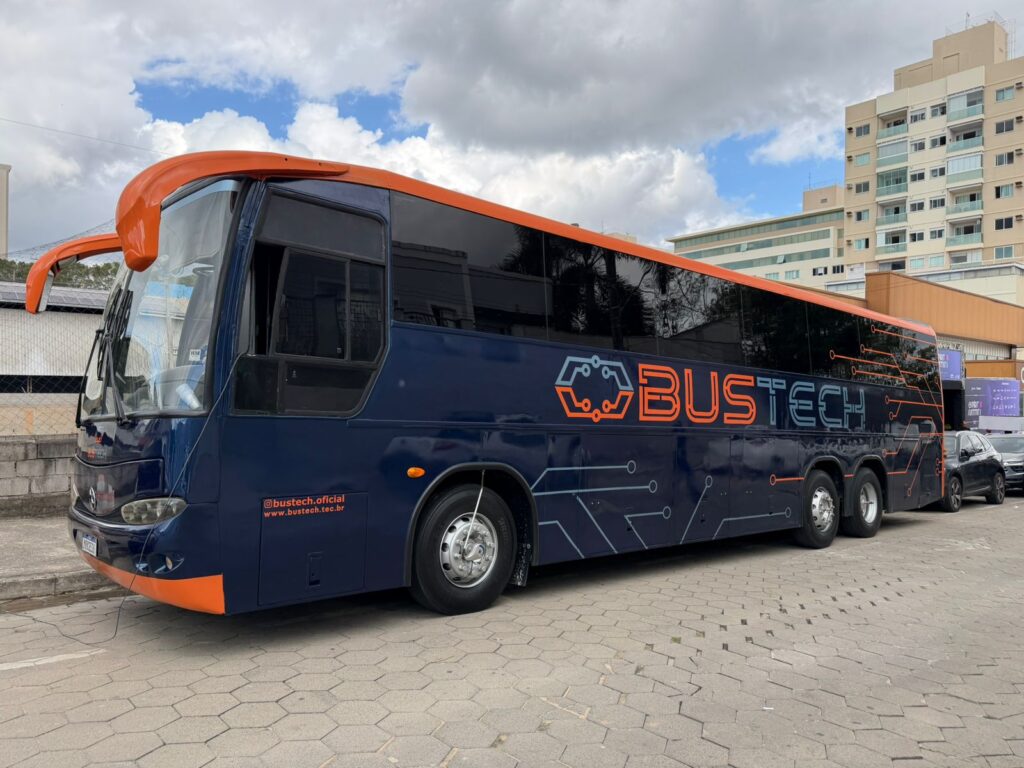 Mais de 2 mil estudantes de Linhares terão acesso à robótica por meio de ônibus itinerante