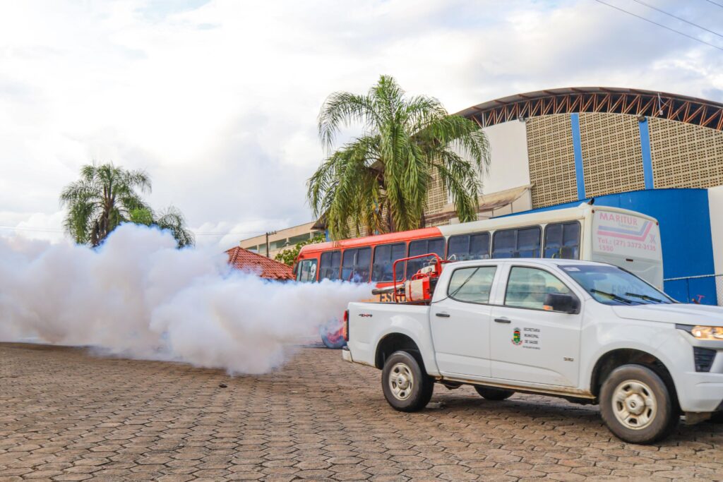 Nove regiões de Linhares recebem reforço no combate ao mosquito com carro fumacê