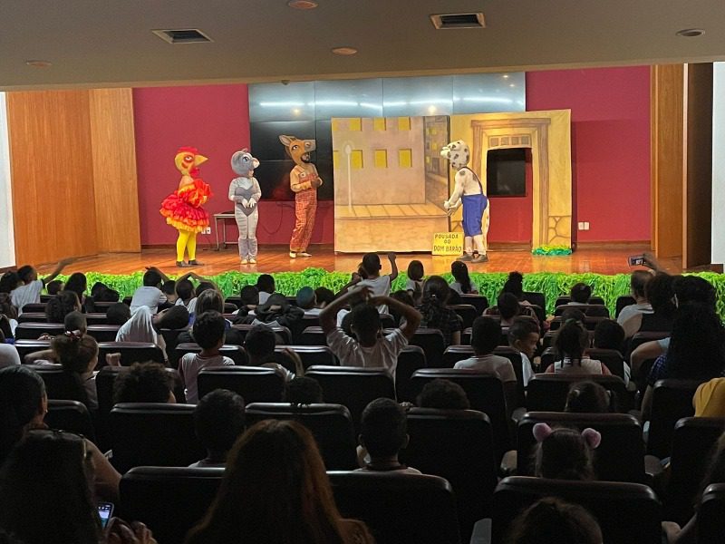 Manhã de sessão teatral no auditório da PMV encanta estudantes da rede municipal