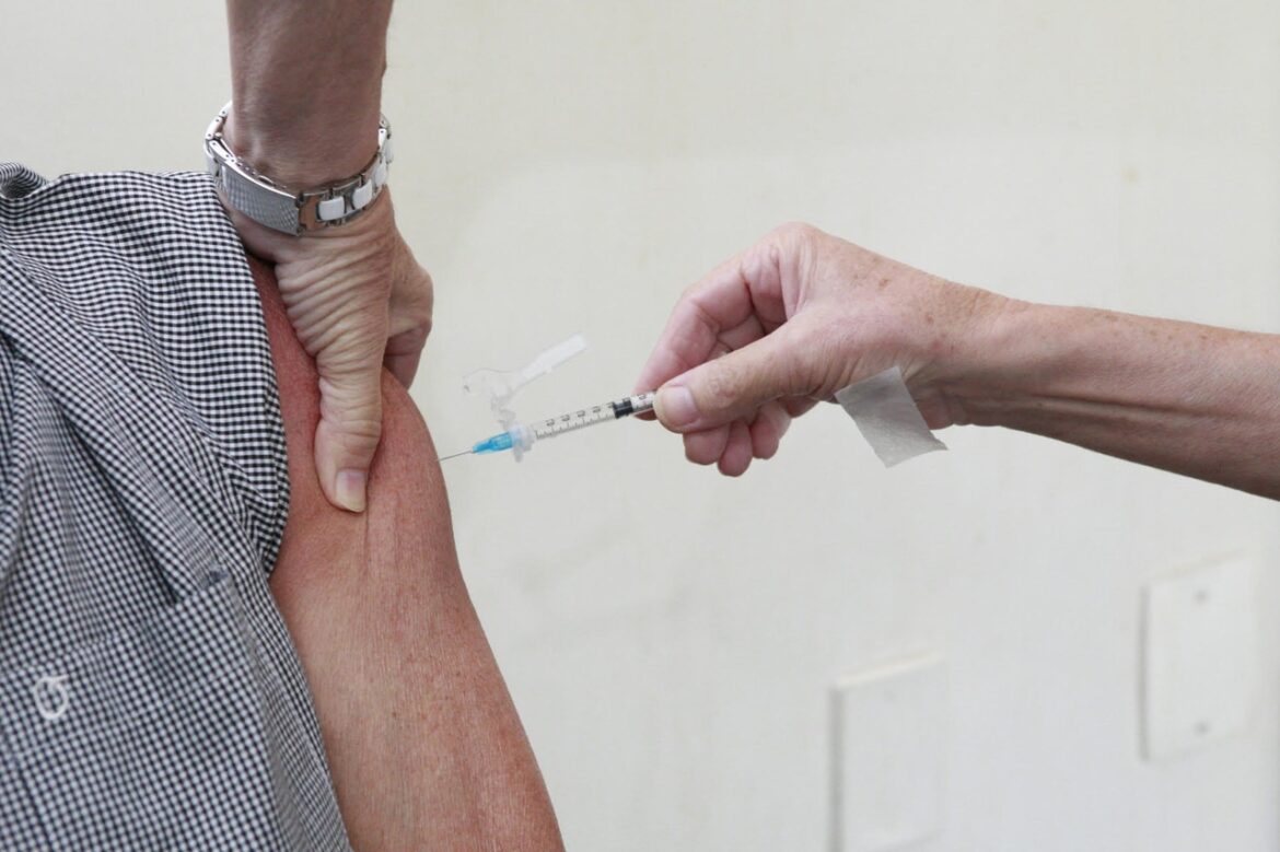 Mais de 11 mil doses de vacinas estão disponíveis em Vila Velha para gripe, covid e rotina