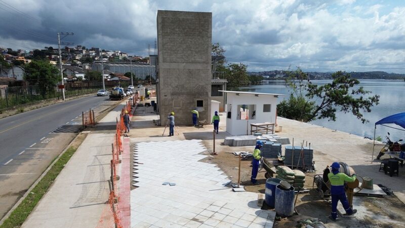 Assentamento do piso marca avanço na obra da orla de Cariacica, que está 70% concluída