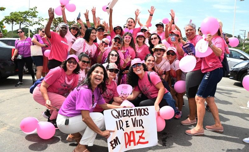 Comunidade de Vitória se Reúne em Caminhada na Praia de Camburi para o Outubro Rosa