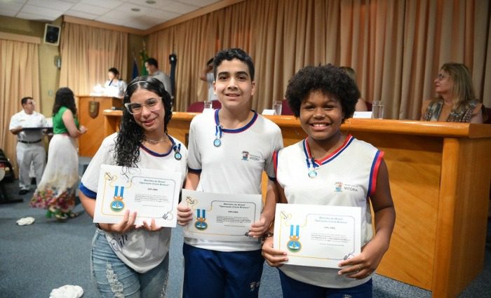 Jovens talentos de Vitória brilham no Concurso de Redação da Marinha