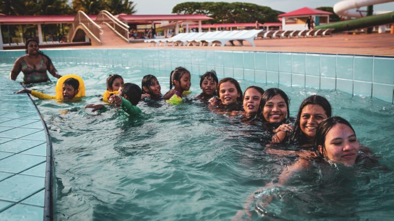Indígenas Krenak Levam Crianças para Desfrutar de Parque Aquático em Meio à Contaminação do Rio Doce