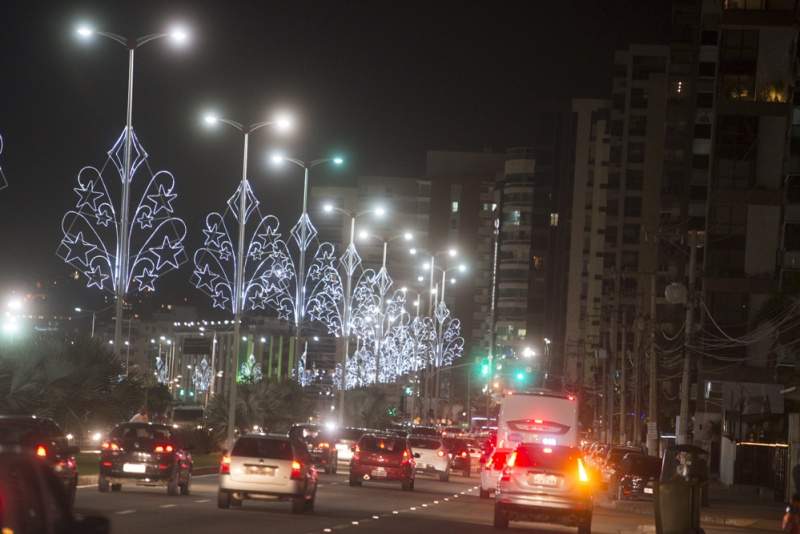 Iluminação Natalina na Praça do Papa: Tradição e Beleza à Espera da Inauguração