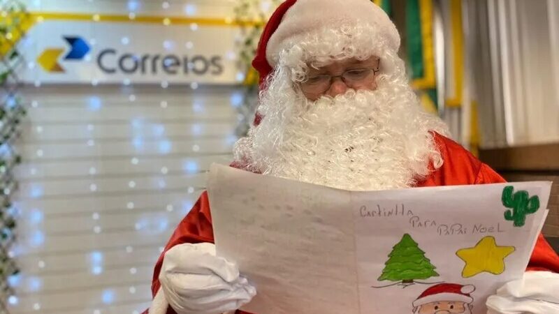 Crianças de Vitória Desfrutam de Presentes da Campanha Papai Noel dos Correios 2023