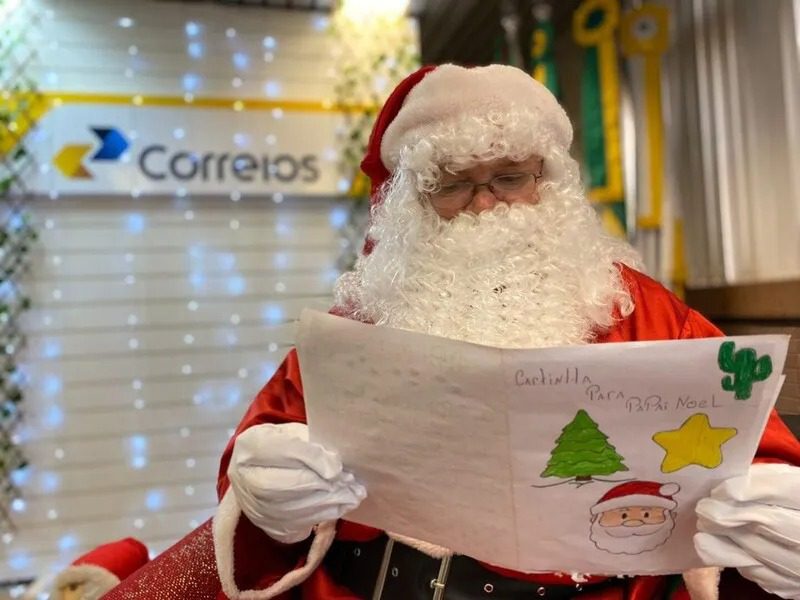 Crianças de Vitória Desfrutam de Presentes da Campanha Papai Noel dos Correios 2023