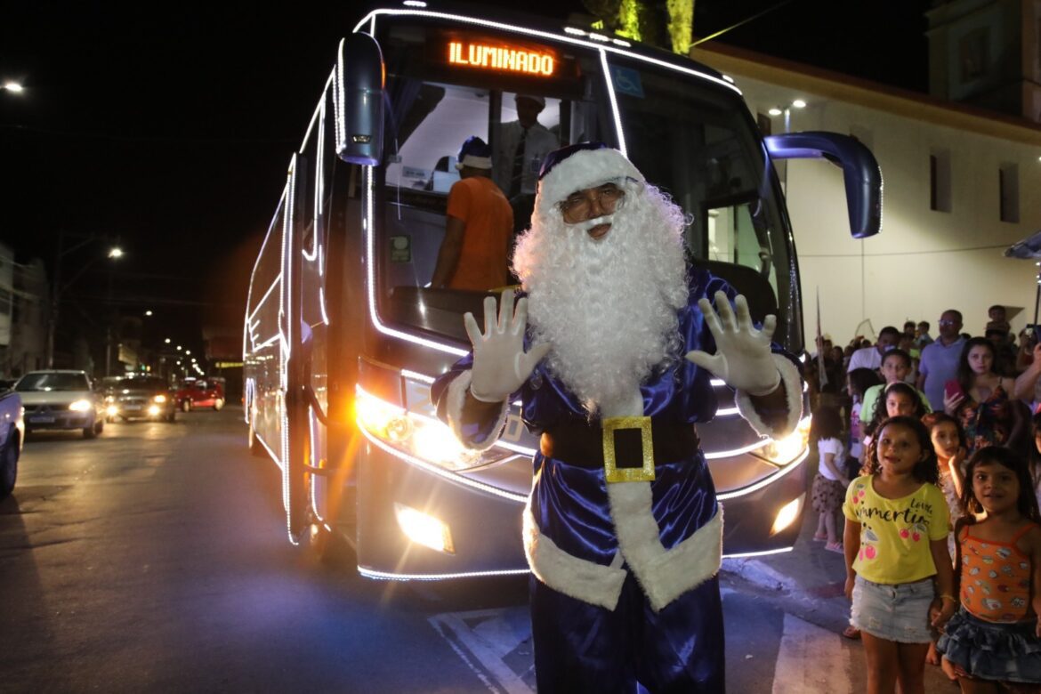 Ônibus iluminado e coral alegram moradores no Natal Luz em Cariacica-Sede