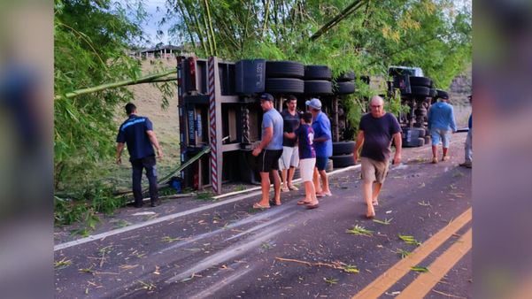 Caminhão tomba e motorista morre preso na cabine em Nova Venécia