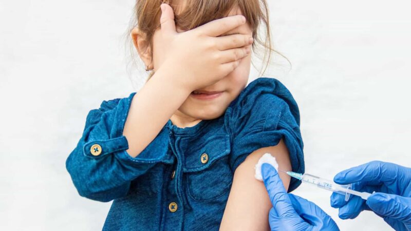 Proposta de Multa e Perda de Benefícios para Pais Não Vacinarem Filhos Gera Controvérsia no Congresso