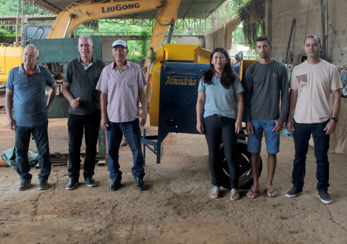 ASSOCIAÇÃO DE PRODUTORES RURAIS DO ALTO PALMITAL RECEBE MÁQUINA AGRÍCOLA