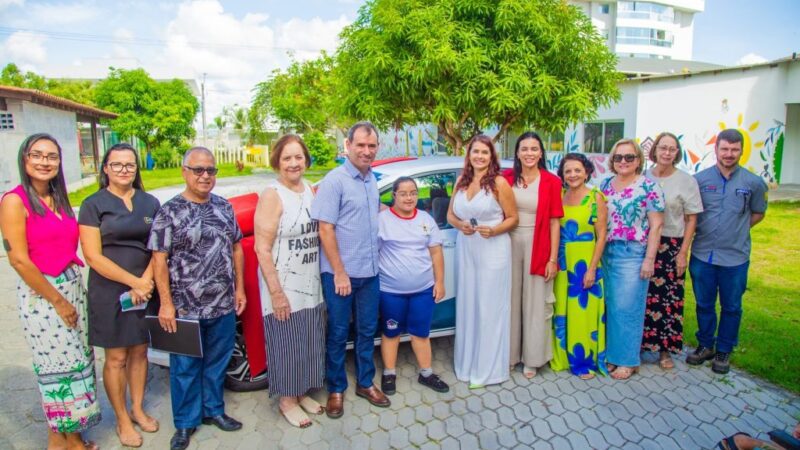 Entrega de veículo para a Pestalozzi de Linhares conta com a participação do Prefeito