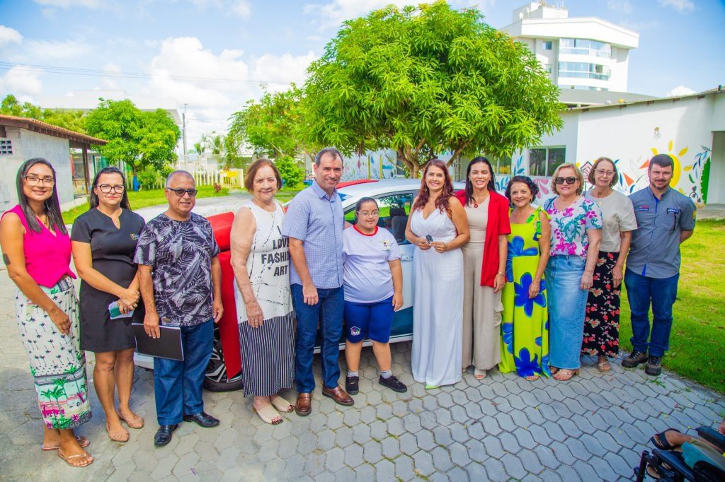 Entrega de veículo para a Pestalozzi de Linhares conta com a participação do Prefeito