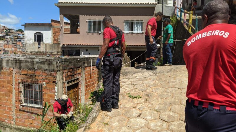 Defesa Civil, Sanear e Bombeiros em Ação na Rua José Antônio Ramos, São Silvano, Após Fortes Chuvas em Colatina