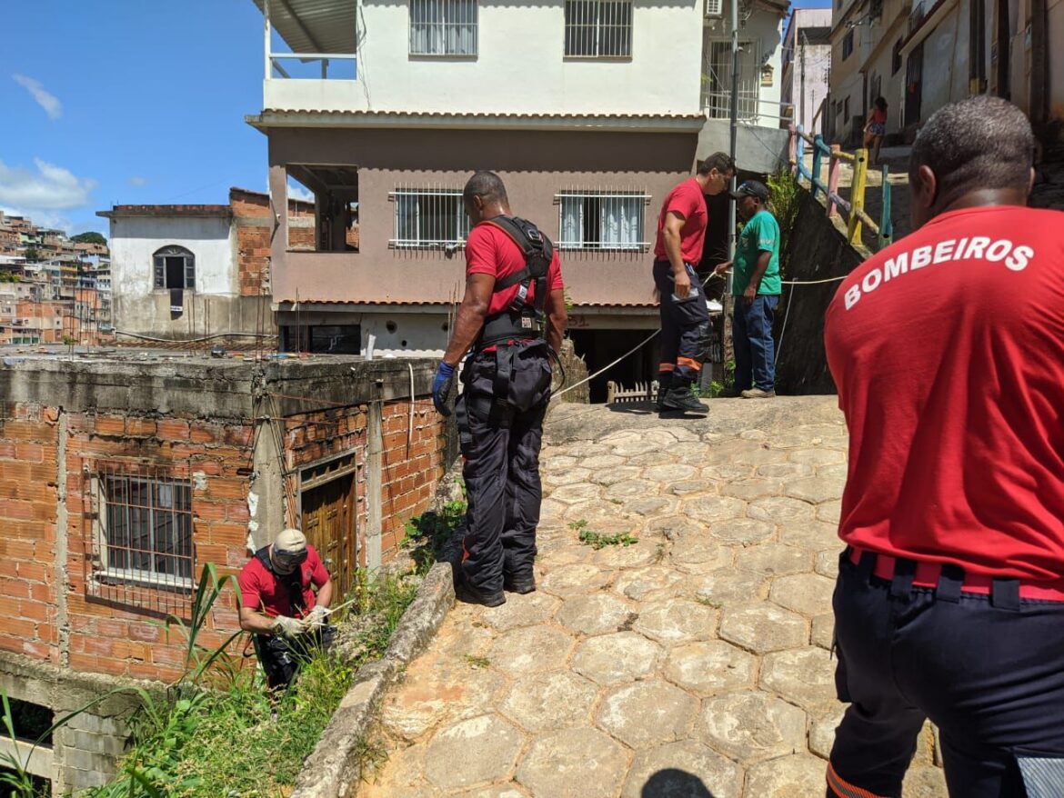 Defesa Civil, Sanear e Bombeiros em Ação na Rua José Antônio Ramos, São Silvano, Após Fortes Chuvas em Colatina