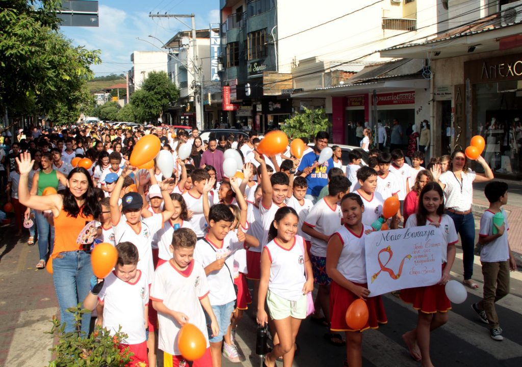 Comunidade de Baixo Guandu Se Mobiliza Contra o Abuso Sexual Infantil em Caminhada Maio Laranja