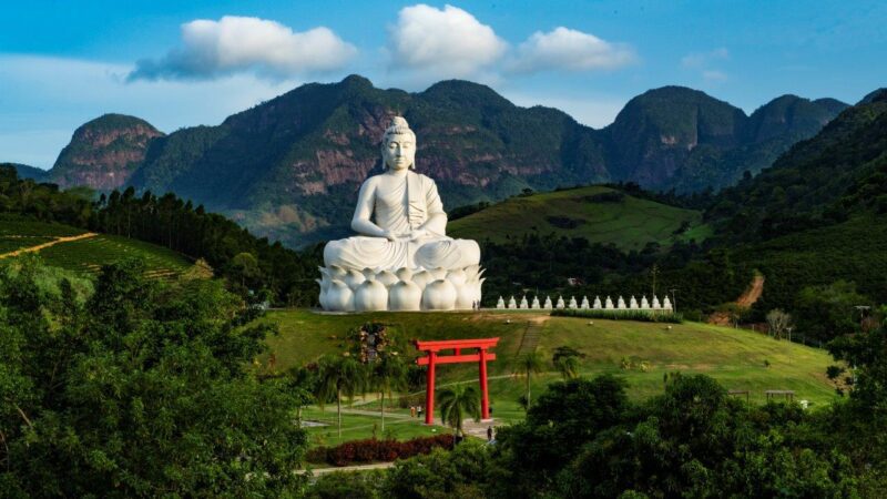 O Grande Buda de Ibiraçu: Um Ícone de Turismo