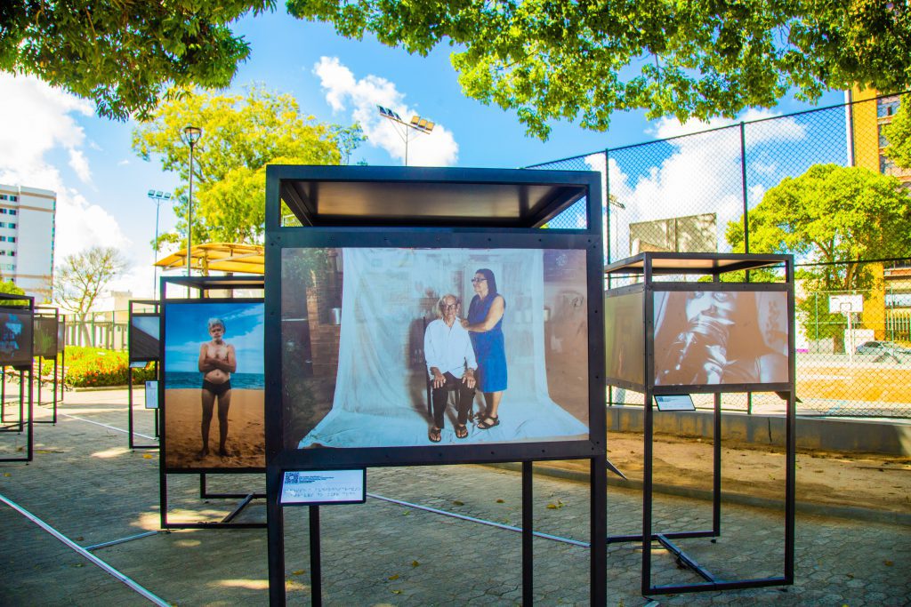 Arte e Cultura: Exposição apresenta obras de 12 fotógrafos cegos na Praça 22 de Agosto, em Linhares