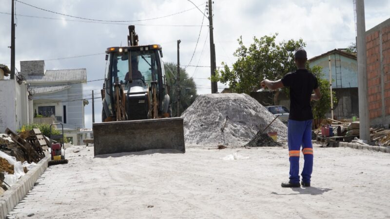 Prefeitura de São Mateus realiza obras para resolver problema de poeira e lama