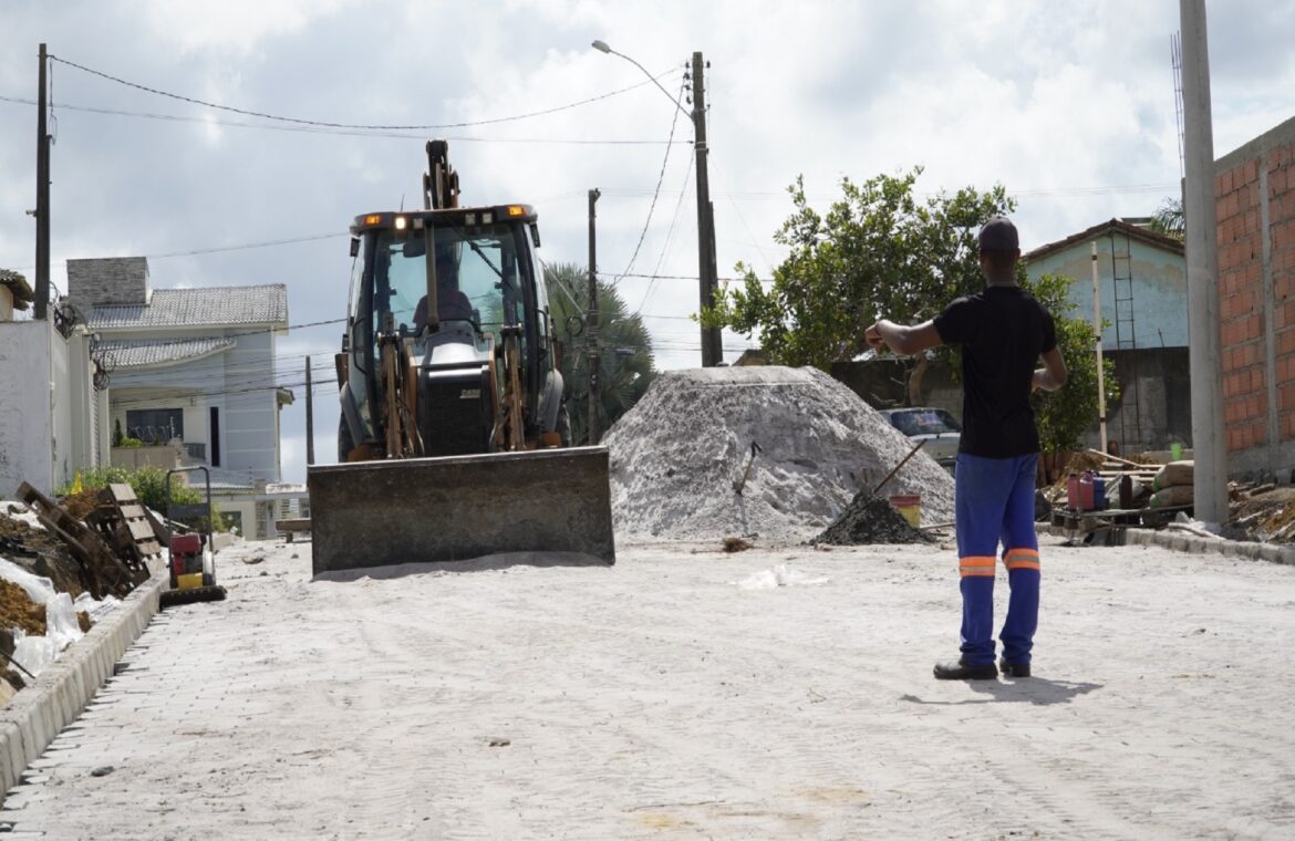 Prefeitura de São Mateus realiza obras para resolver problema de poeira e lama