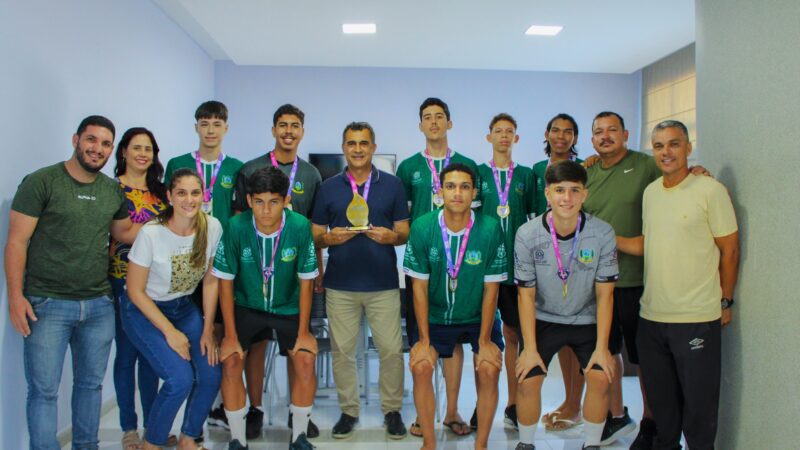 Prefeito homenageia os invictos campeões da equipe de vôlei de Jaguaré