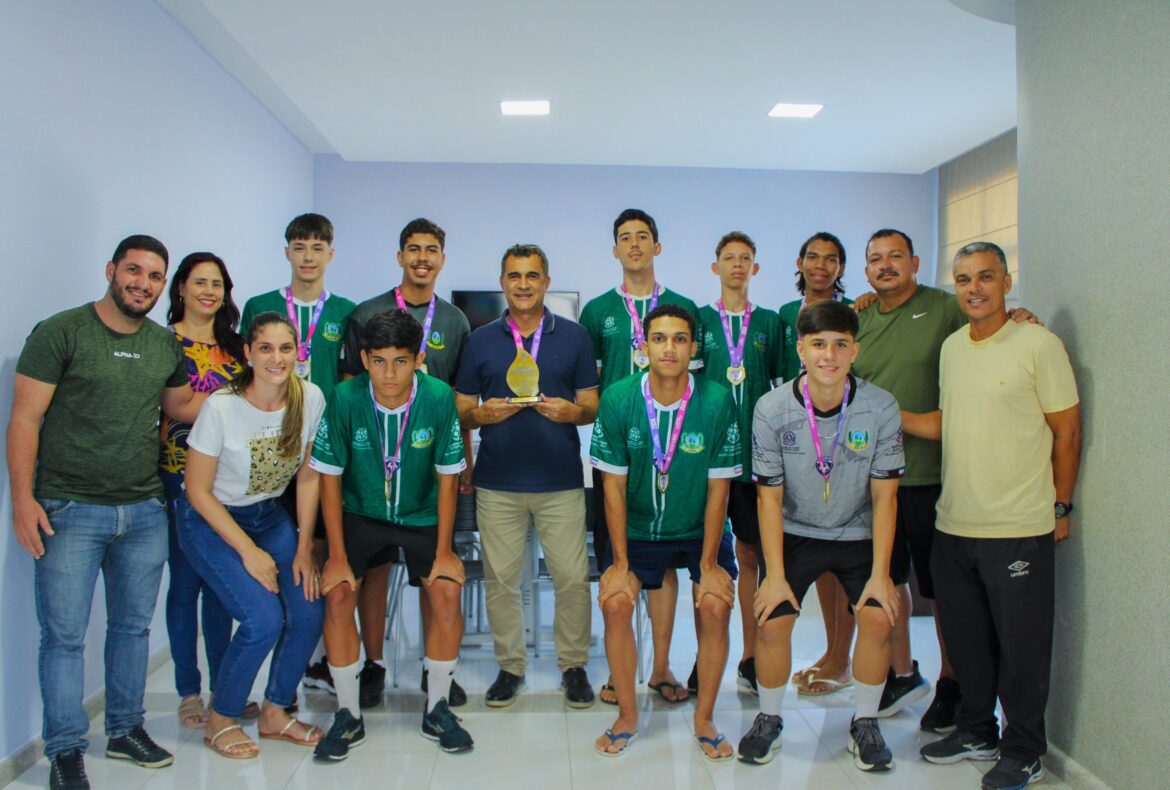 Prefeito homenageia os invictos campeões da equipe de vôlei de Jaguaré